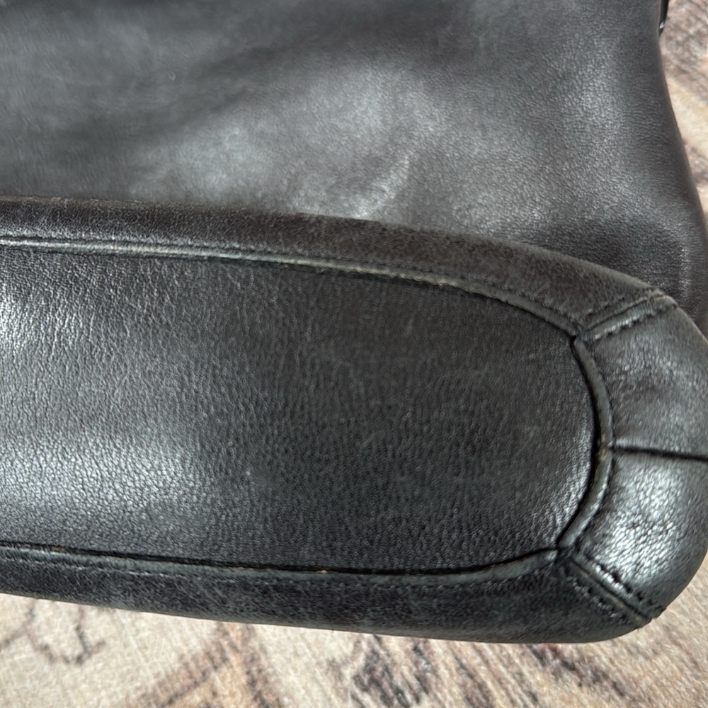 Elegant Coach Black Leather Shoulder Bag - Picture 9 of 12
